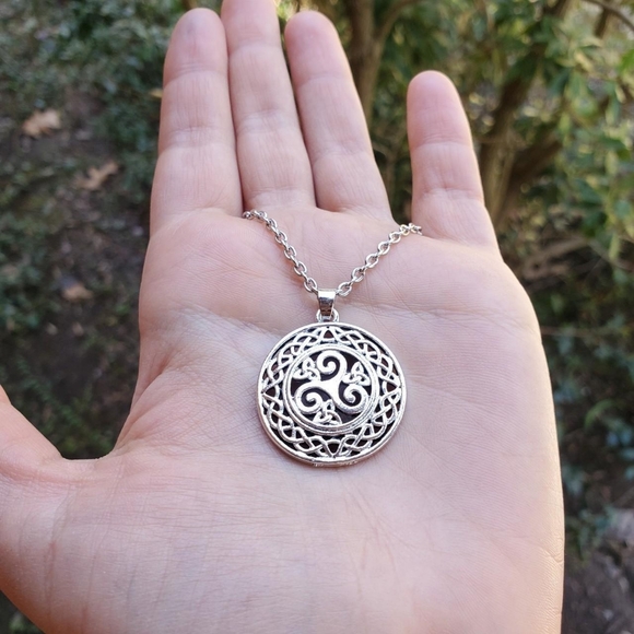 NWOT Silver Celtic Triskele Necklace - Picture 4 of 7